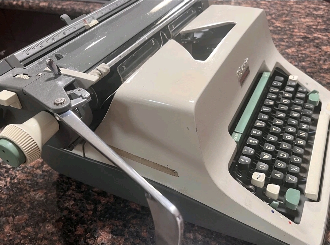 Olympia sg3 manual typewriter  — Image 2