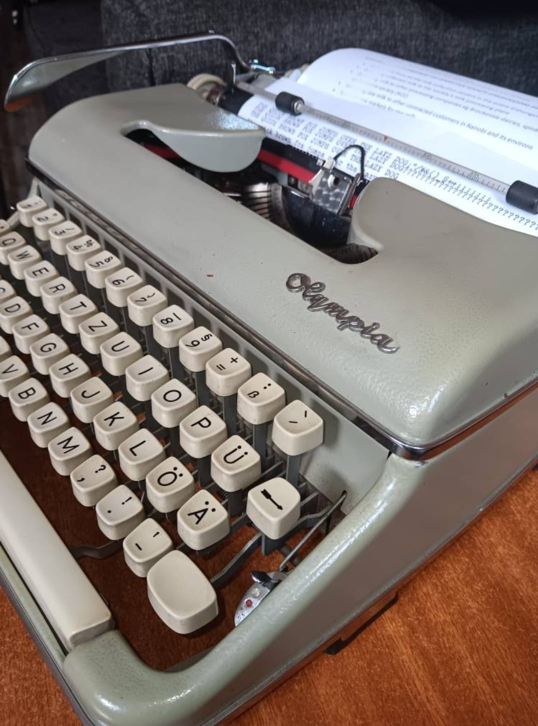 Olympia SM2 Manual Typewriter — Image 2