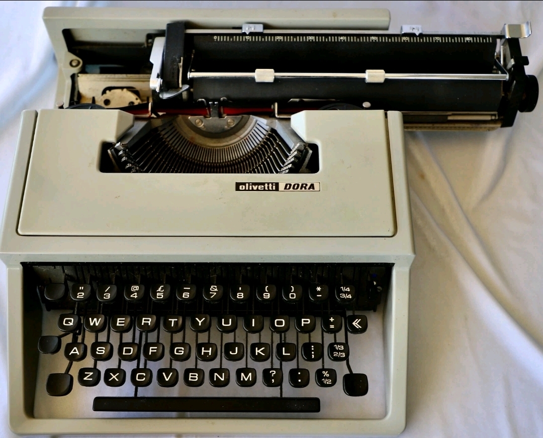 OLIVETTI DORA TYPEWRITER  — Image 5