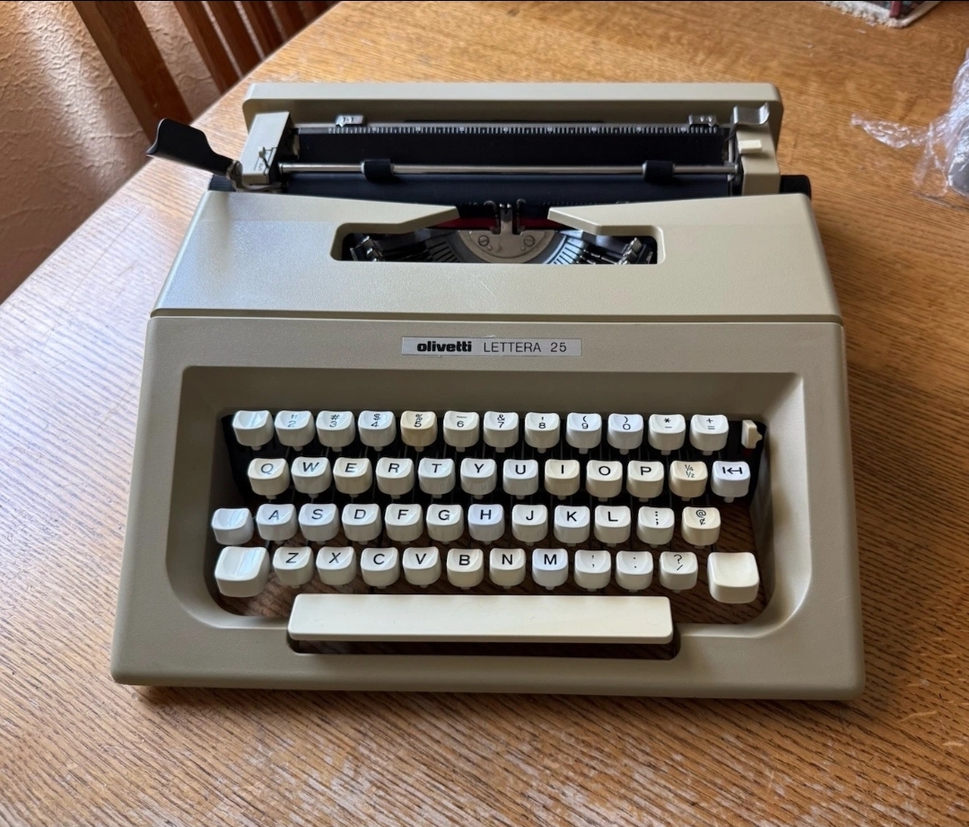Olivetti lettera 25 manual typewriter 
