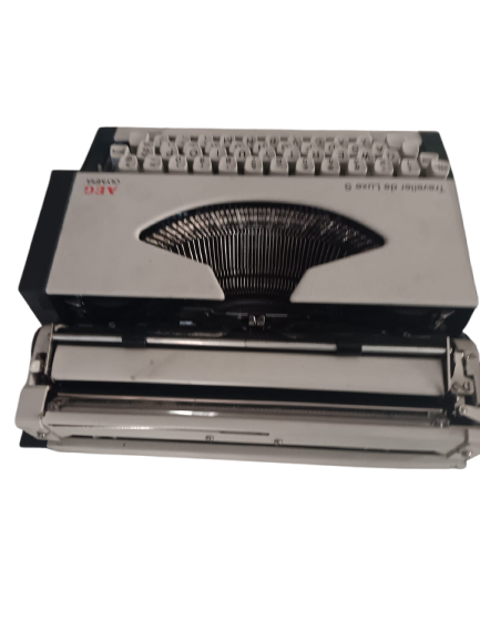 Olympia Traveller's de Luxe S Typewriter