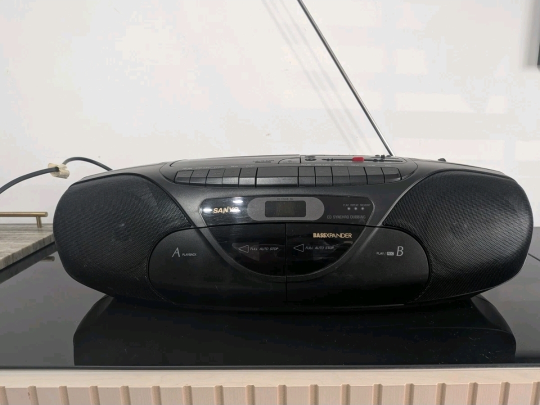 SANYO MCD Z37L BOOMBOX 