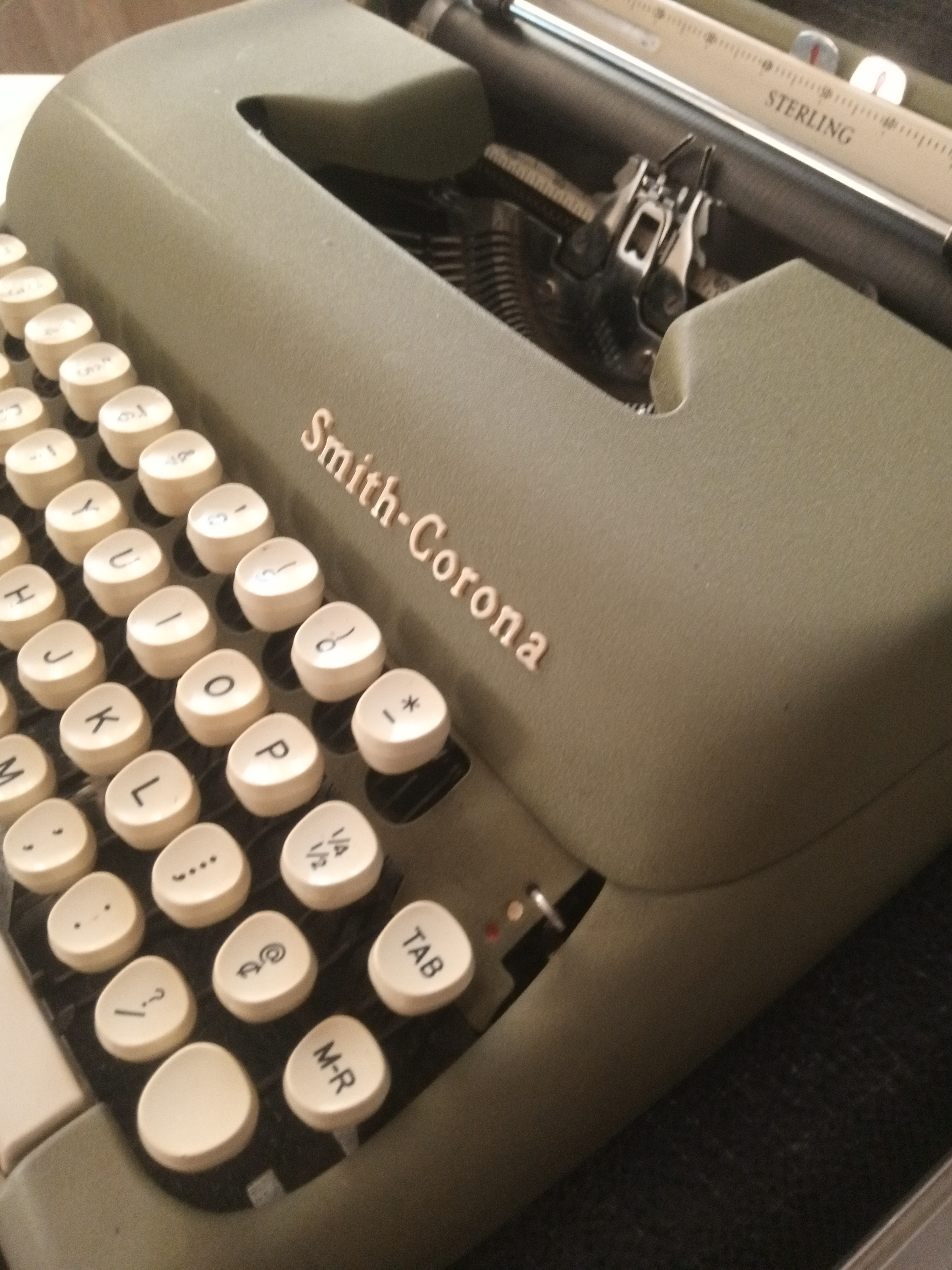 Smith corona Sterling portable typewriter  — Image 3