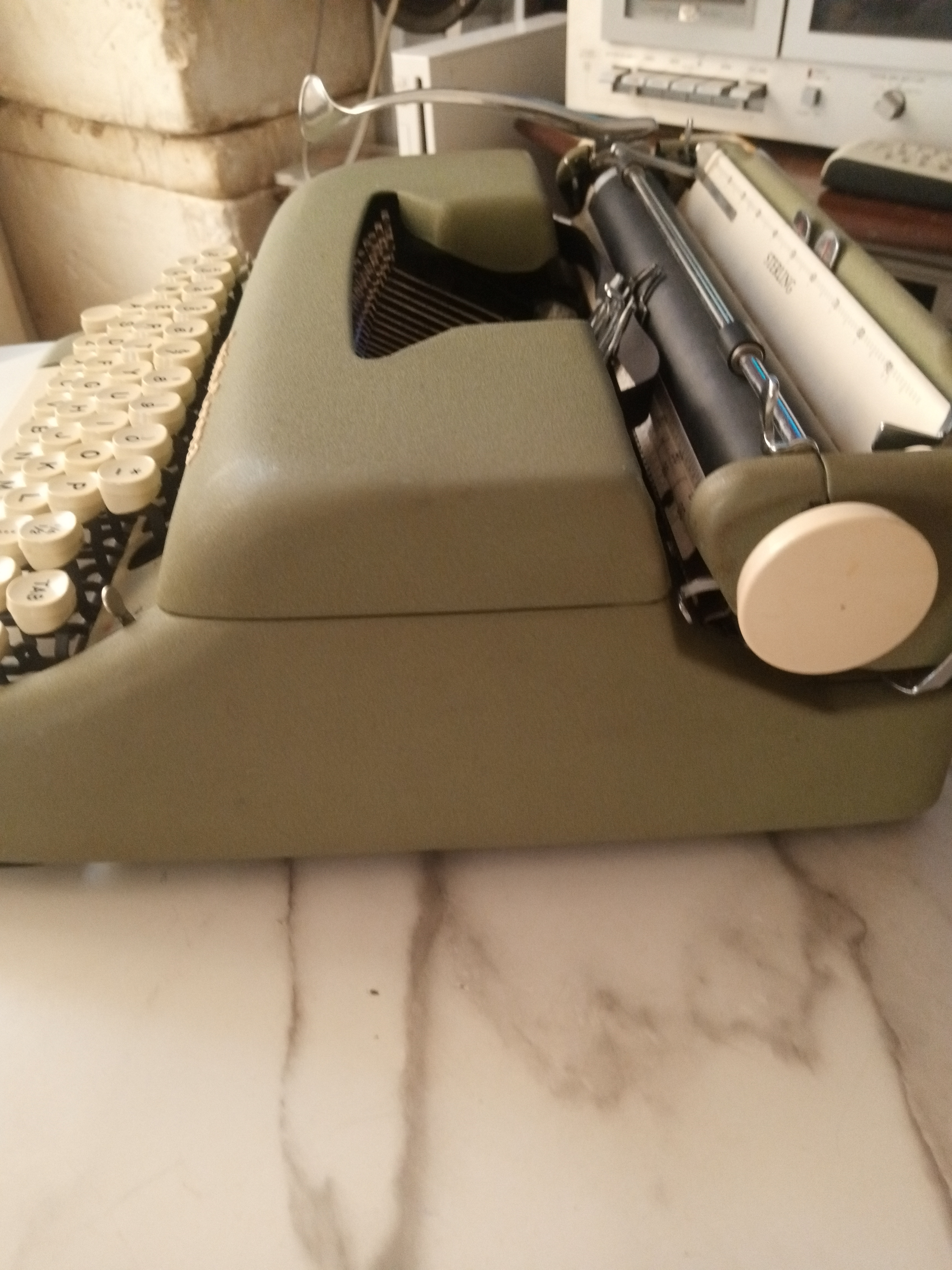 Smith corona Sterling portable typewriter  — Image 4