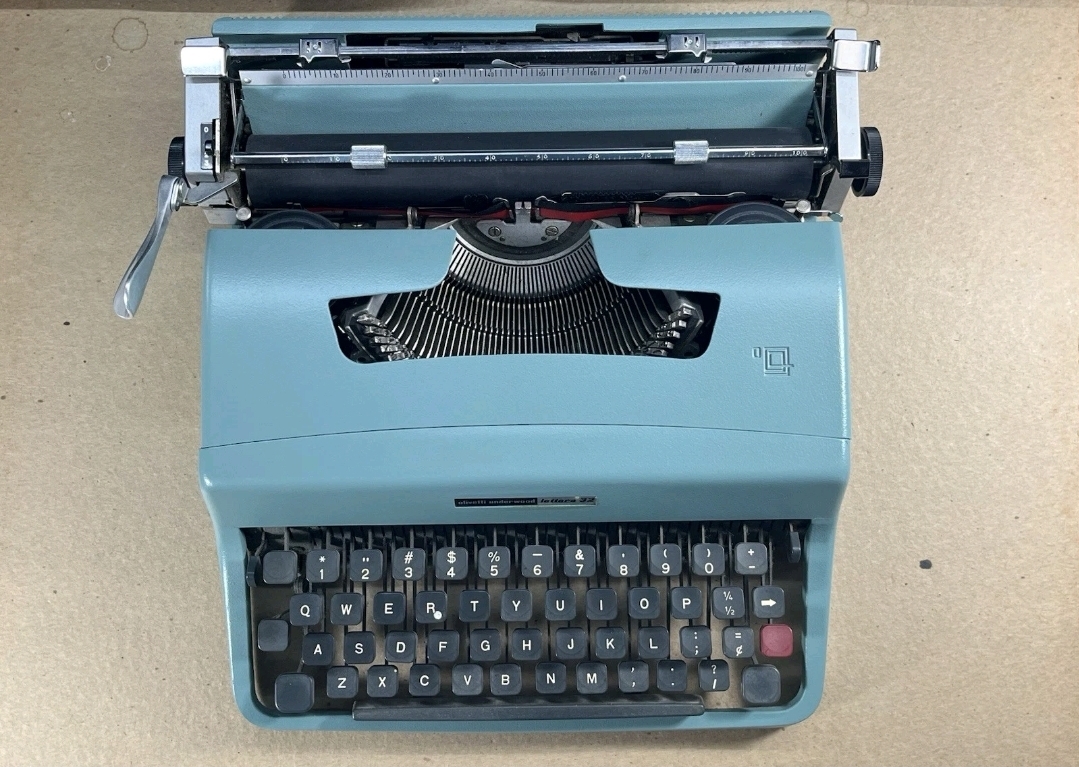 Olivetti lettera 32 manual typewriter  — Image 5