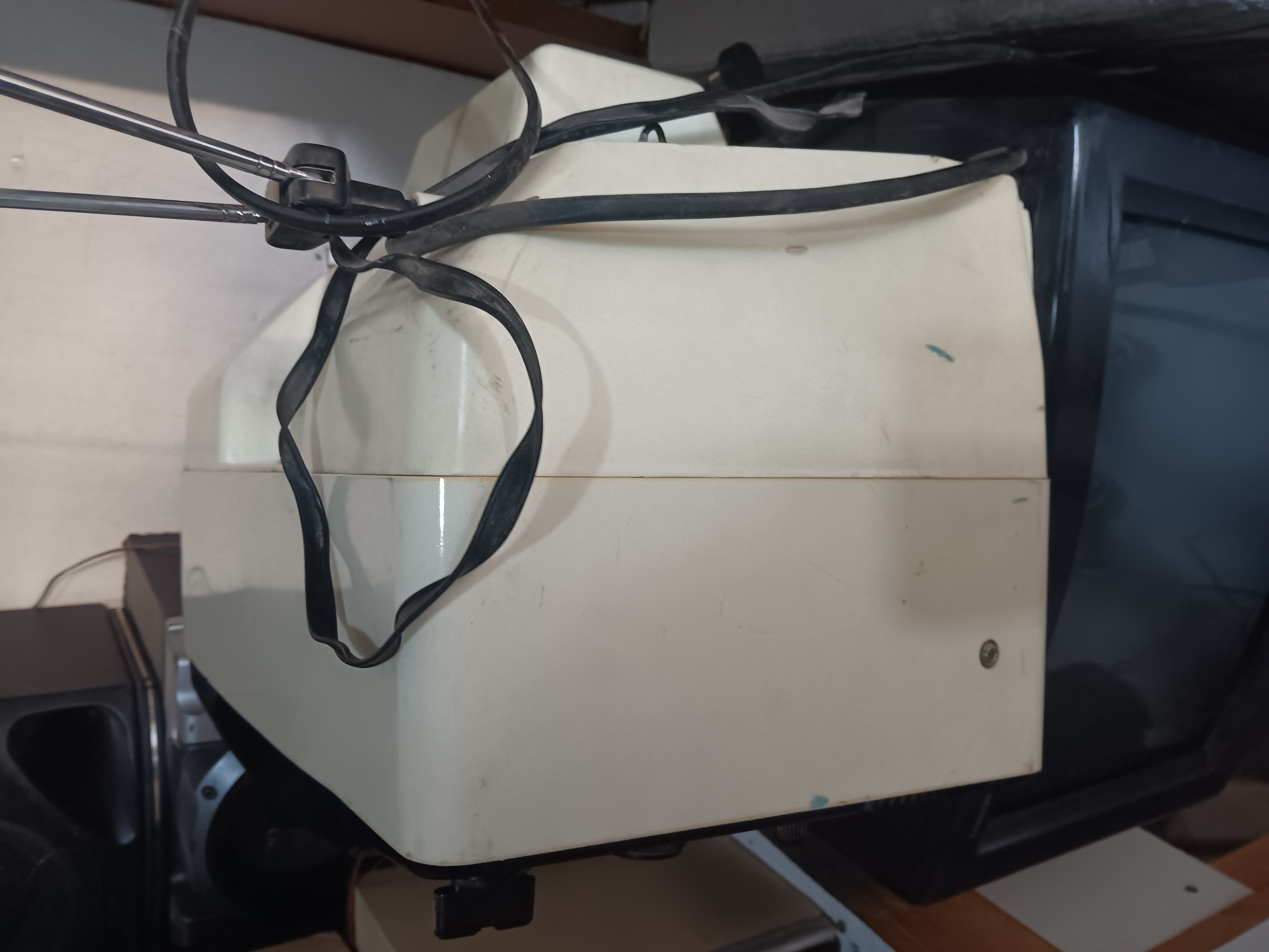 GOLDSTAR BBR 2070 BLACK AND WHITE TV  — Image 2