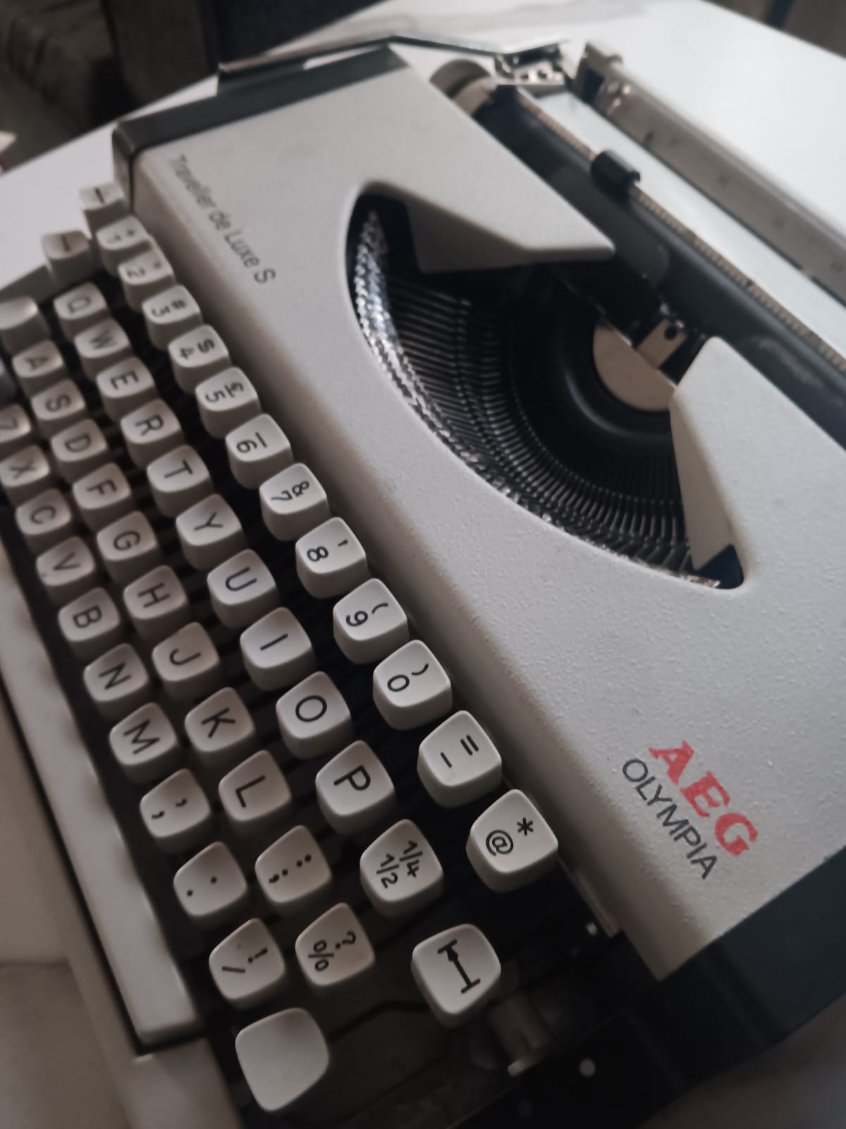 Olympia Traveller's de Luxe S Typewriter — Image 5