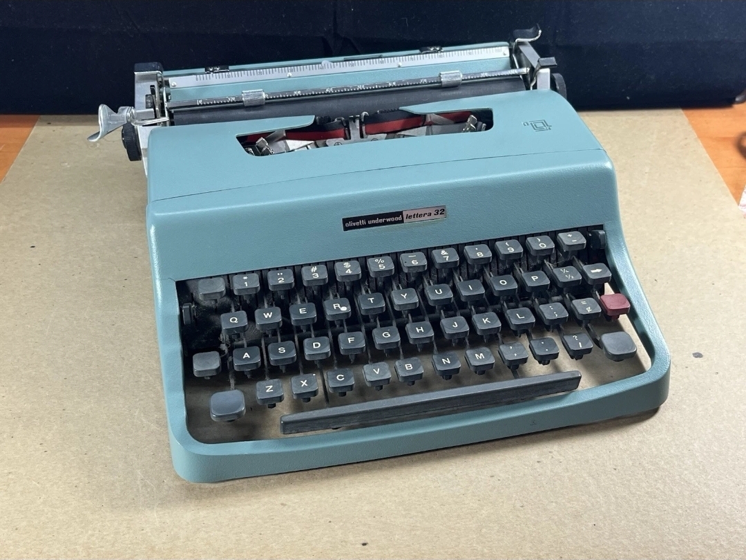 Olivetti lettera 32 manual typewriter 