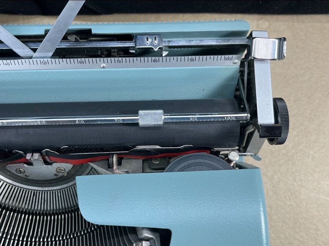 Olivetti lettera 32 manual typewriter  — Image 7