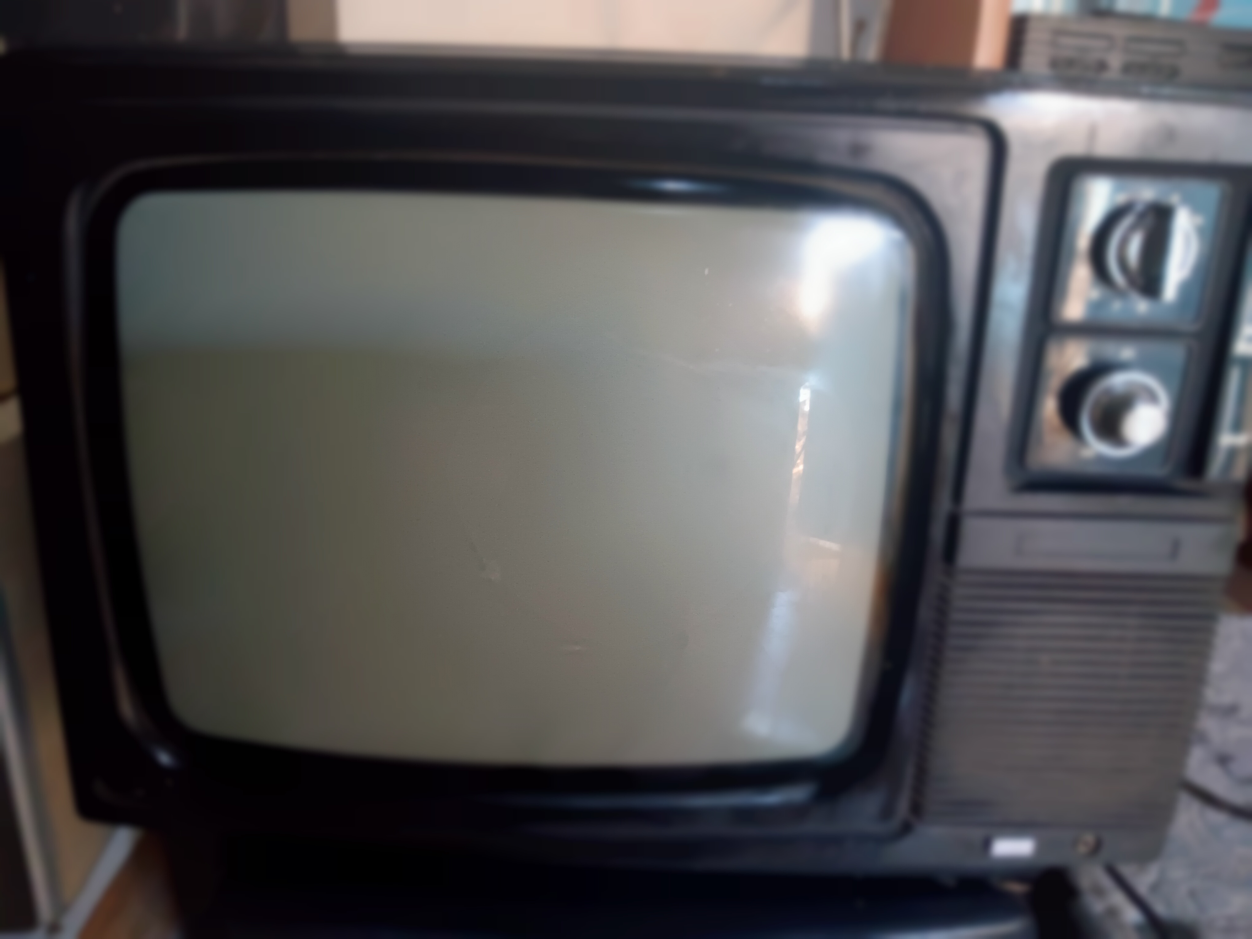 SANYO 14 INCH BLACK N WHITE TV 