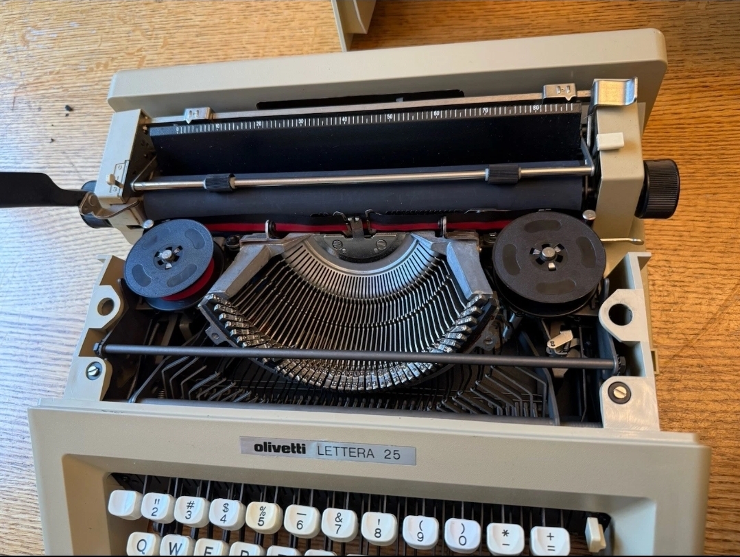 Olivetti lettera 25 manual typewriter  — Image 6