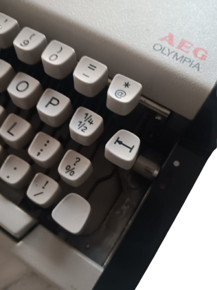 Olympia Traveller's de Luxe S Typewriter — Image 2