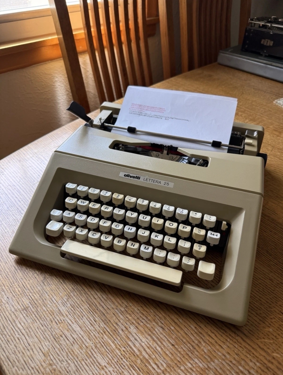 Olivetti lettera 25 manual typewriter  — Image 4