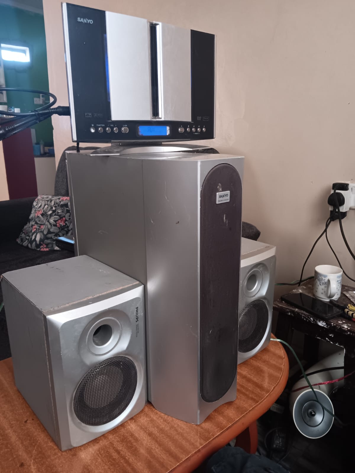 Sanyo DC-DMW4500 Stereo Home Theater System — Image 4