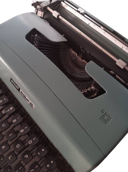 Olivetti Lettera 32 Manual Typewriter — Image 2